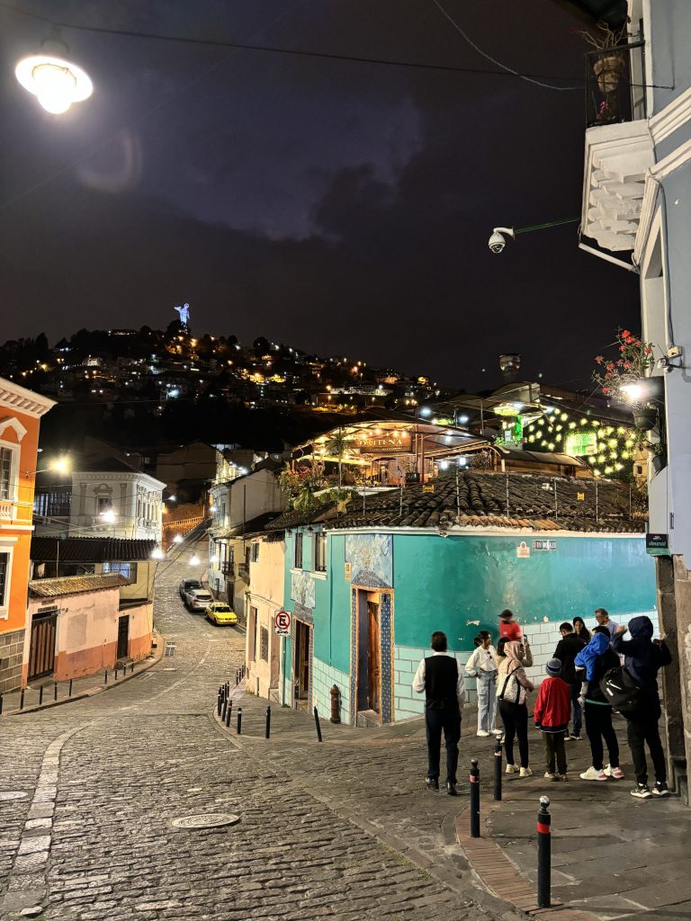 Calle La Ronda e Vergine del Panecillo
